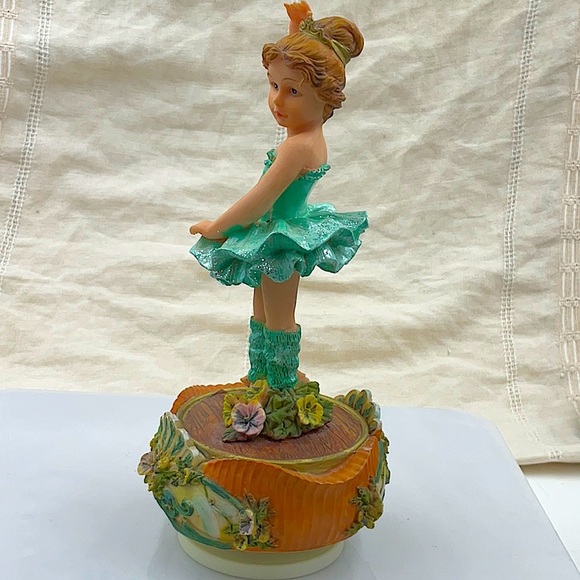 Petite Ballerina Twirls On Pointe Center Stage To The Music. Wind Up Musical. - Picture 2 of 5